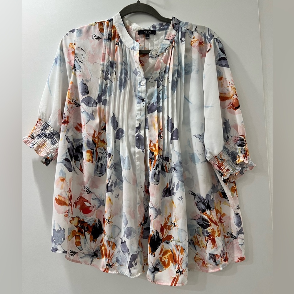 Ships 4 Free! NYDJ blouse. Delicate floral print. Pleated, ruffles. Sz L. EUC